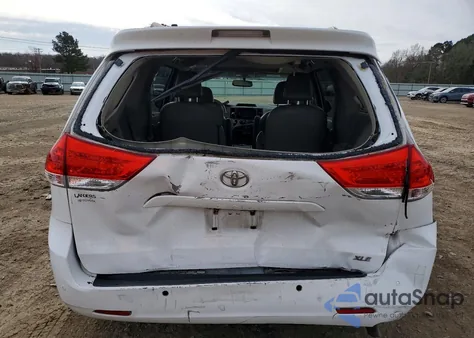 2014 Toyota Sienna Xle z USA, uszkodzony, nr VIN 5TDYK3DC6ES412012